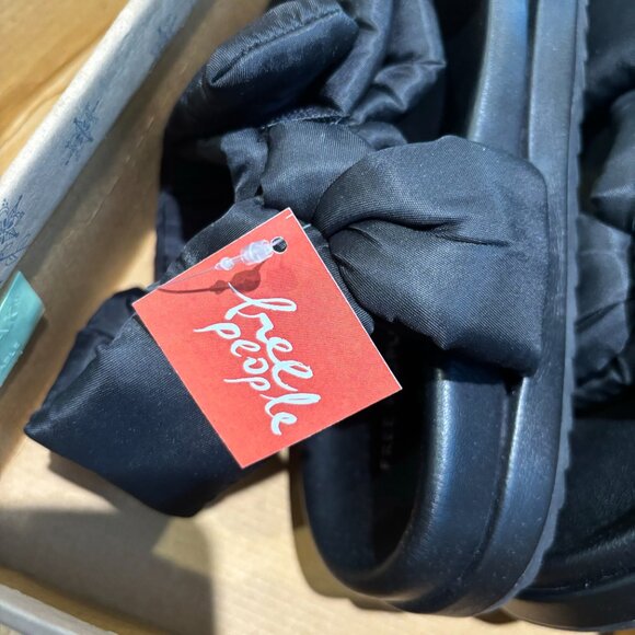 NIB | Free People Sun Salutation Puffy Strap Black Sandals Size 9 - Picture 2 of 9